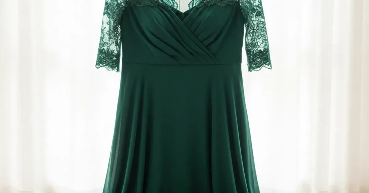 Robe d'invitée de mariage fluide présentée sur cintre avec pochette et escarpins