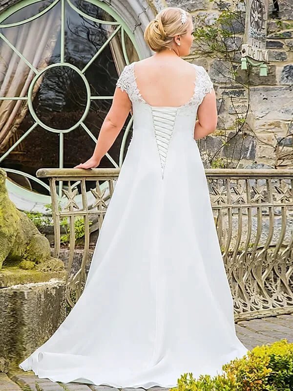 Femme Ronde en Robe de Mariée - Vue de côté