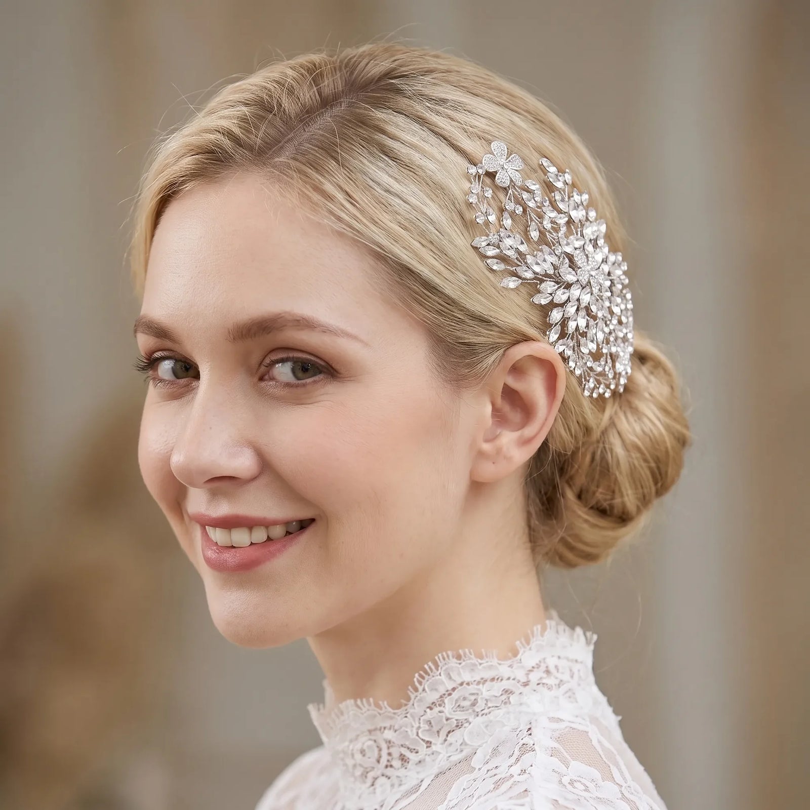 Headband Mariage Margaux porté par une mariée blonde, portrait
