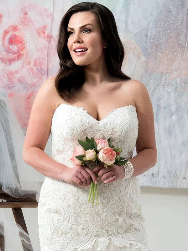 Model de Robe de Mariée pour Femme Ronde, vue de dos, détails et finitions