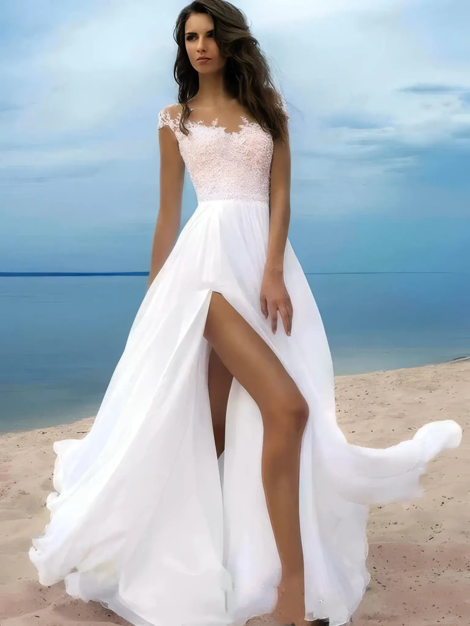 Robe de mariée champêtre échancrée portée de face, dentelle fine et voile fluide