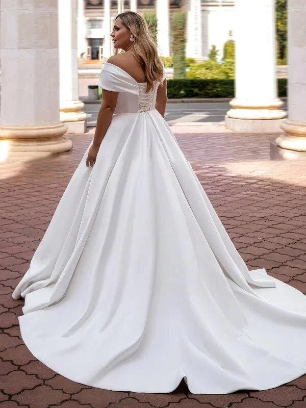 Robe de mariée en satin grande taille, vue de profil, silhouette et tombé du tissu
