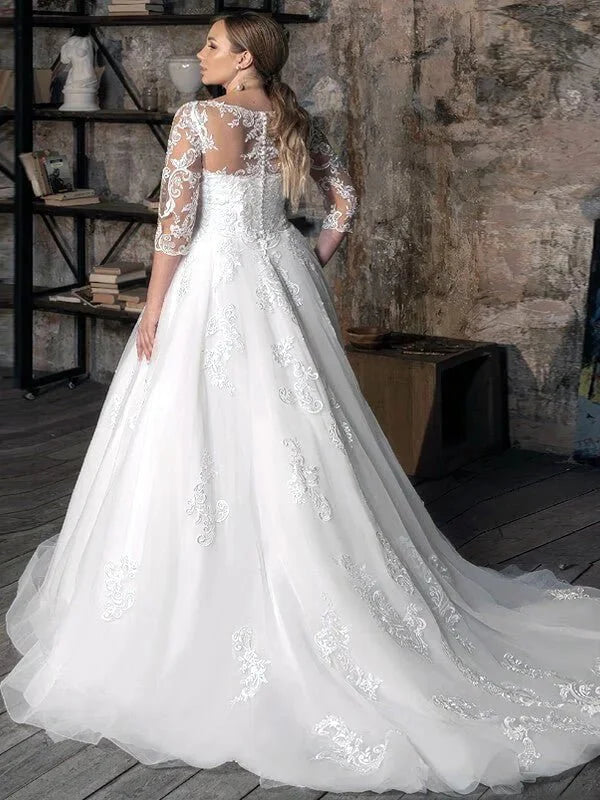 Robe de mariée grande taille fluide, vue de profil, silhouette et tombé du tissu