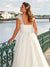 Robe de Mariée pour Femme Ronde de 50 ans, vue de profil, silhouette et tombé du tissu
