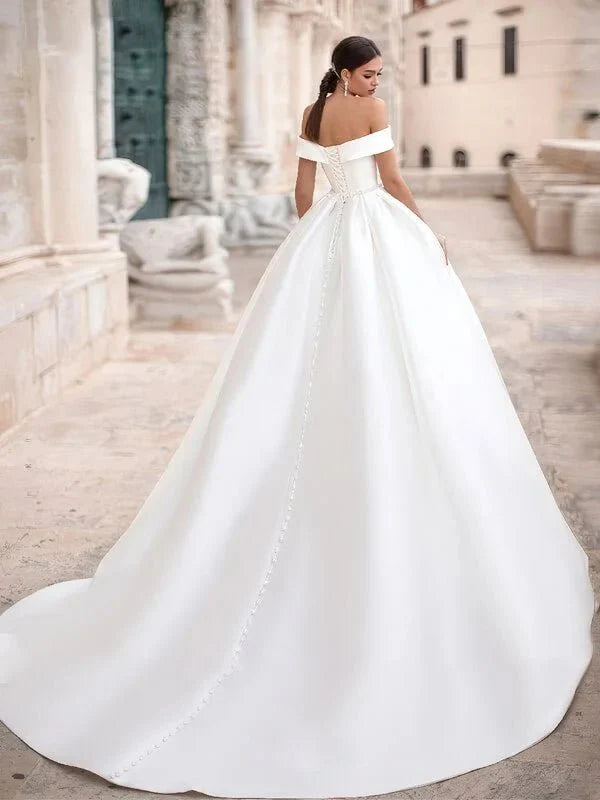 Robe de mariée princesse chic, détail gros plan, broderie et ornements