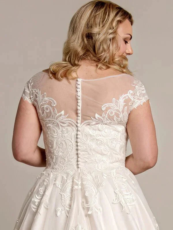 Robe Grande Taille Mariage, détail gros plan, broderie et ornements