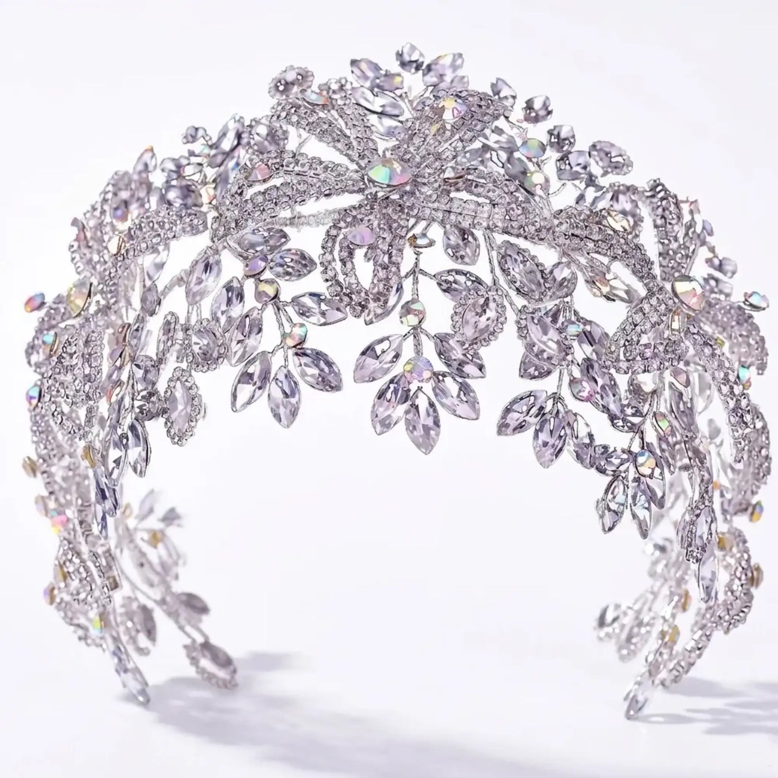 Serre-tête mariage Rosalie sur fond blanc, accessoire cheveux de mariée en cristal