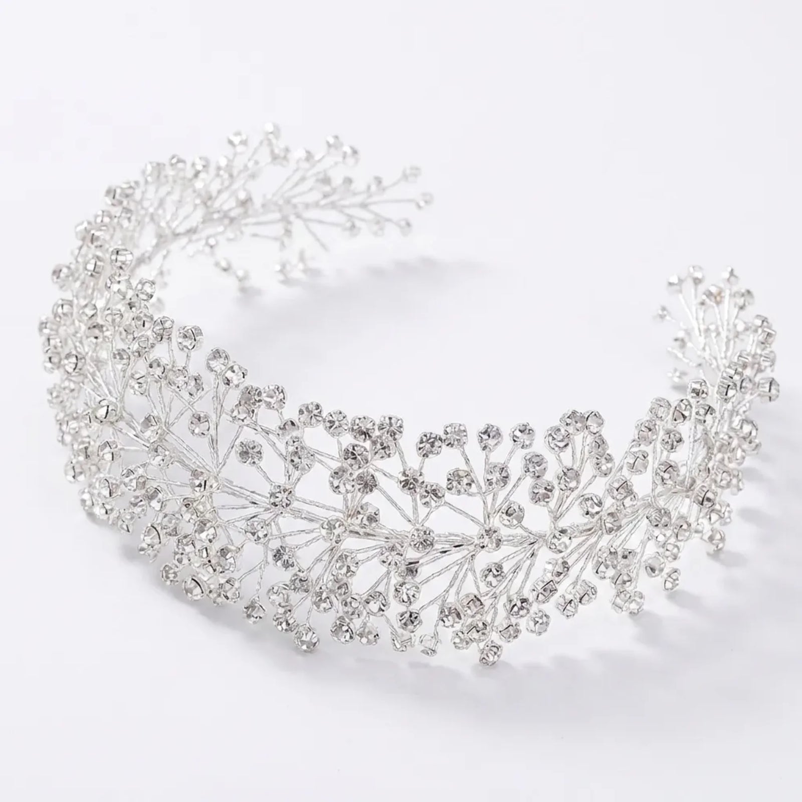 Serre-tête mariée Solène sur fond blanc, accessoire cheveux en cristal
