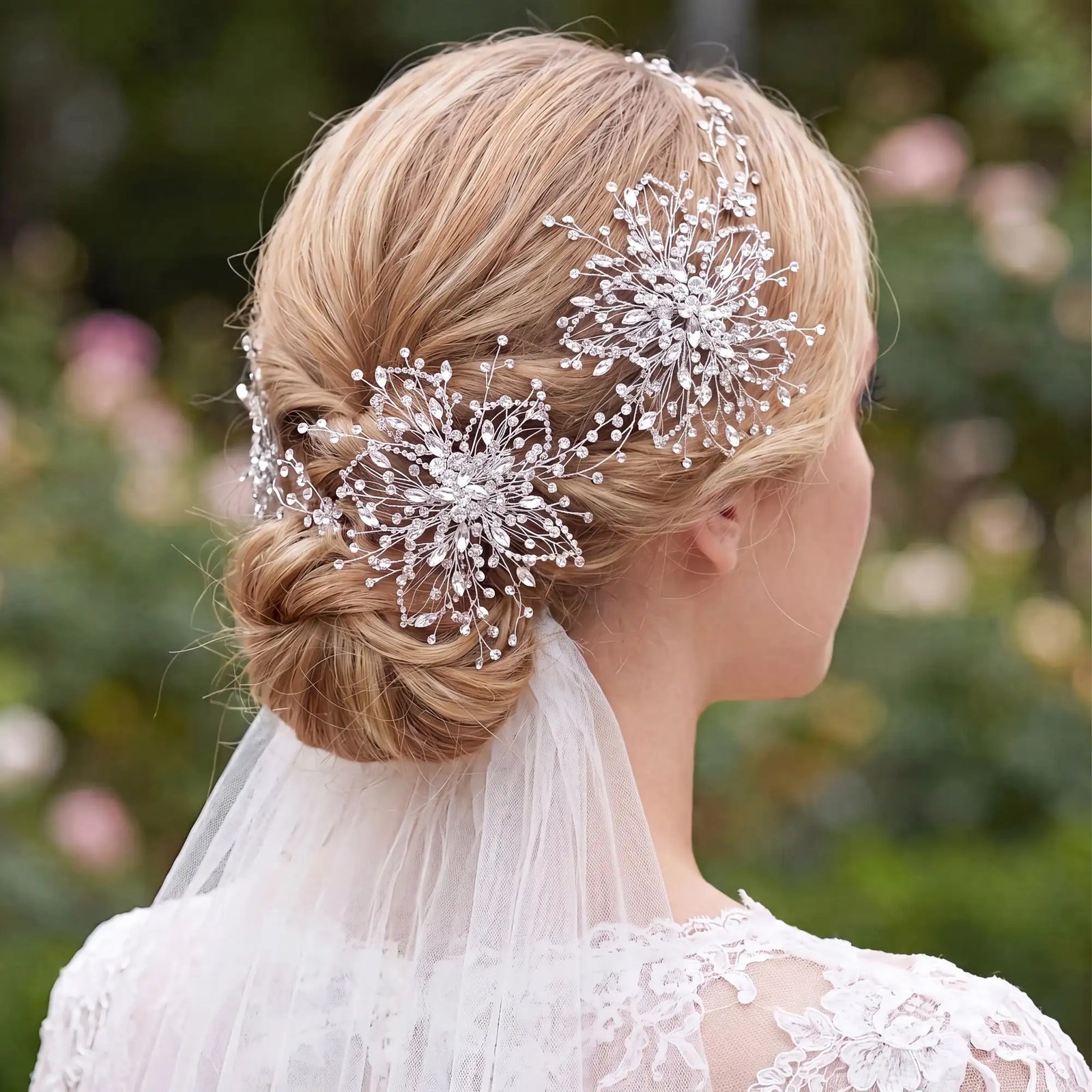 Vigne de cheveux de mariée Blandine en strass et cristaux, portée sur un chignon bas tressé avec voile, vue de dos