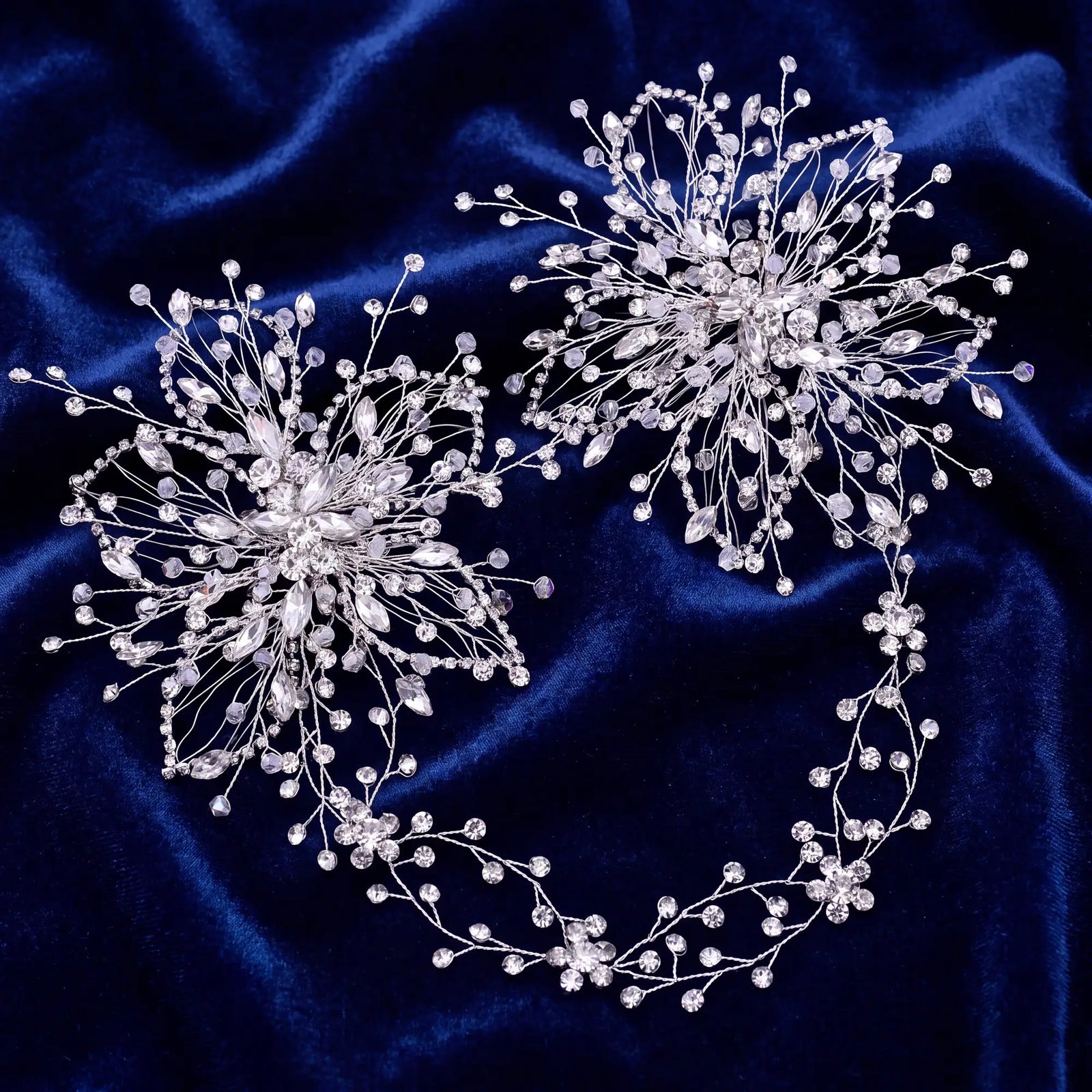 Bijou de cheveux de mariée Blandine, longue vigne de 48 cm en strass et cristaux argentés sur velours bleu