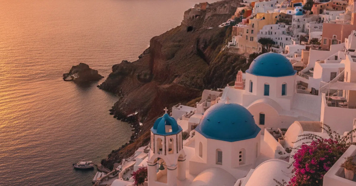 Maisons blanches à dômes bleus de Santorin surplombant la mer Égée