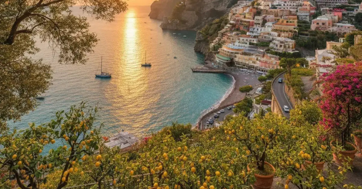 Vue plongeante sur la côte amalfitaine et ses maisons colorées à l'heure dorée