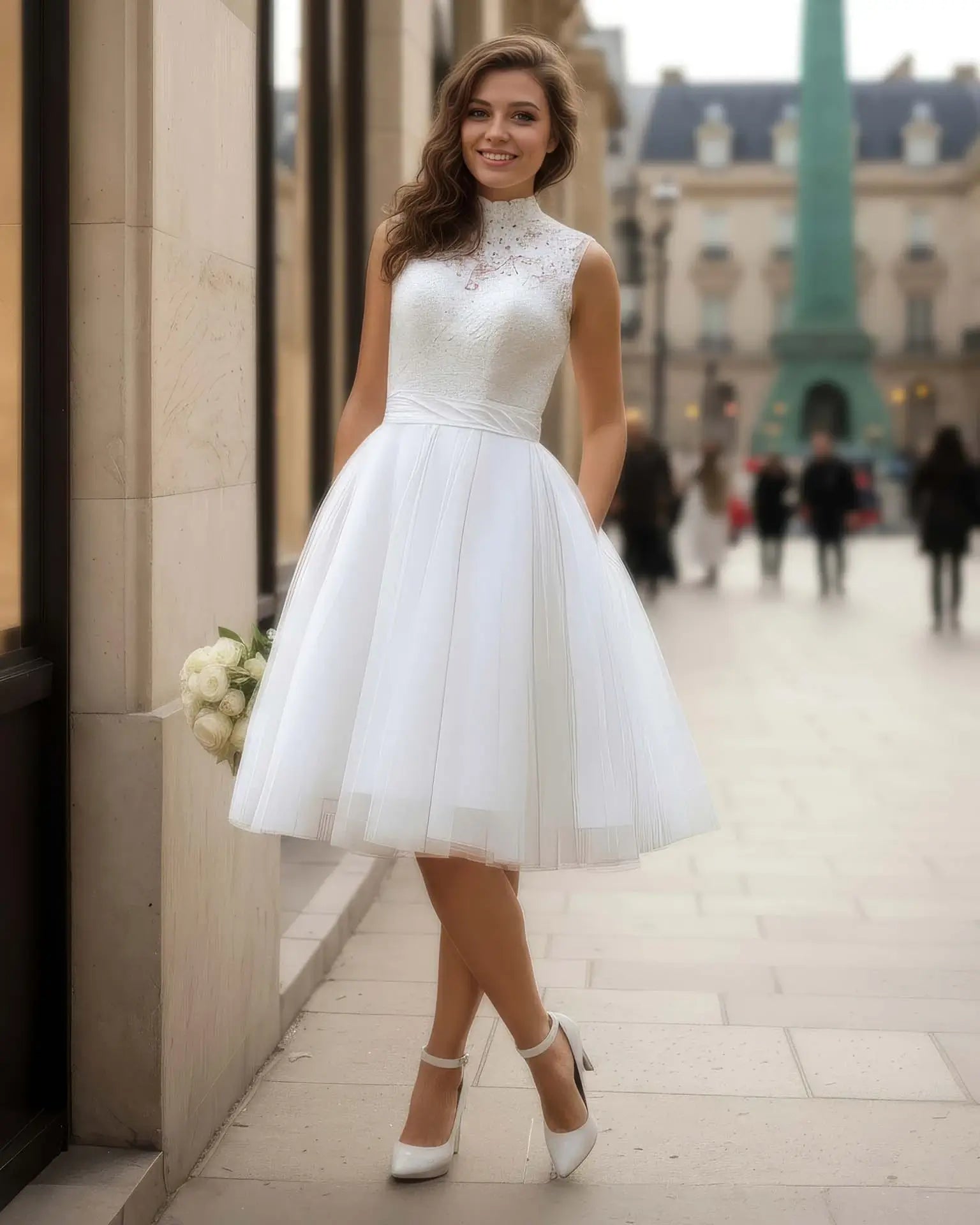 Robe de mariée courte vintage en dentelle avec jupe évasée, mariée souriante photographiée à Paris dans un style rétro chic.