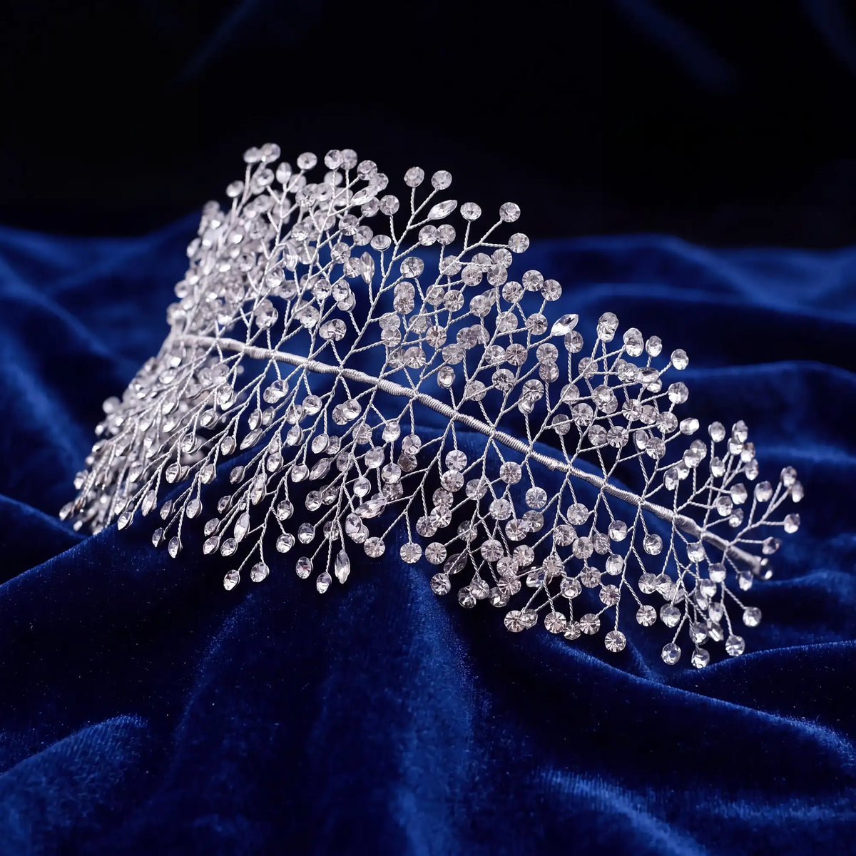 Bijou de cheveux de mariée Clémence version argentée, vigne de strass et cristaux sur velours bleu