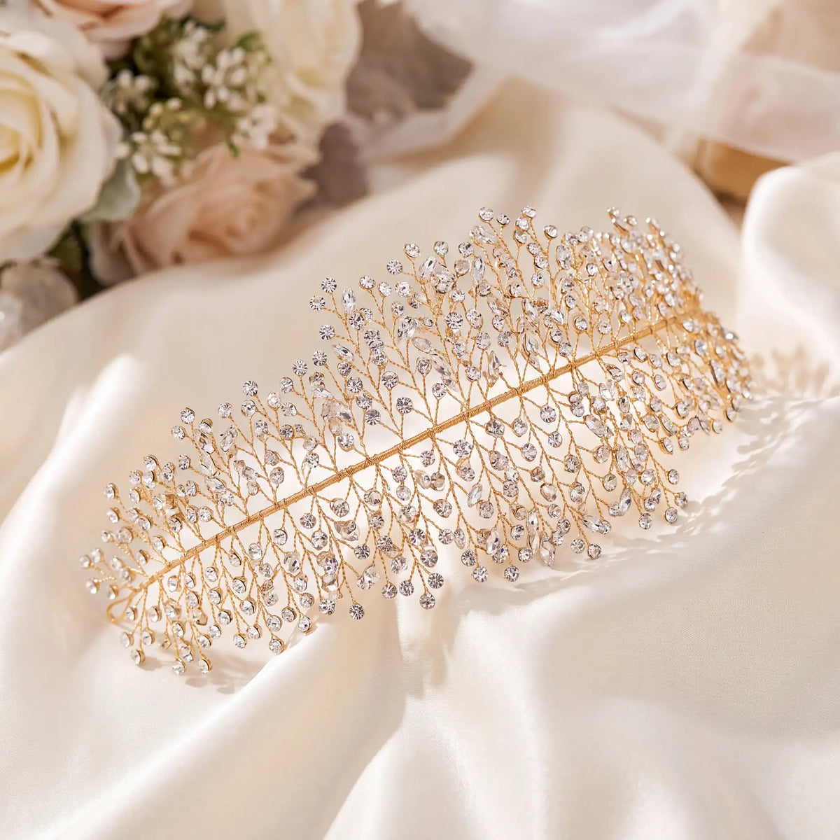 Bijou de cheveux de mariée Clémence version dorée, vigne de strass et cristaux sur satin ivoire