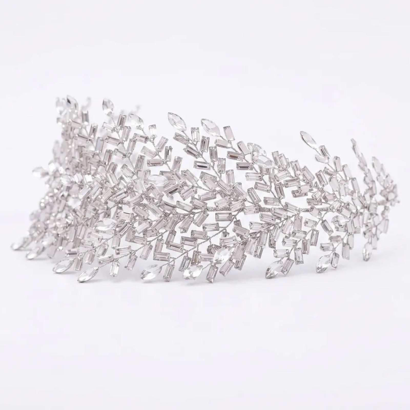 Bijou de cheveux Philippine sur fond blanc, accessoire de mariée en cristal
