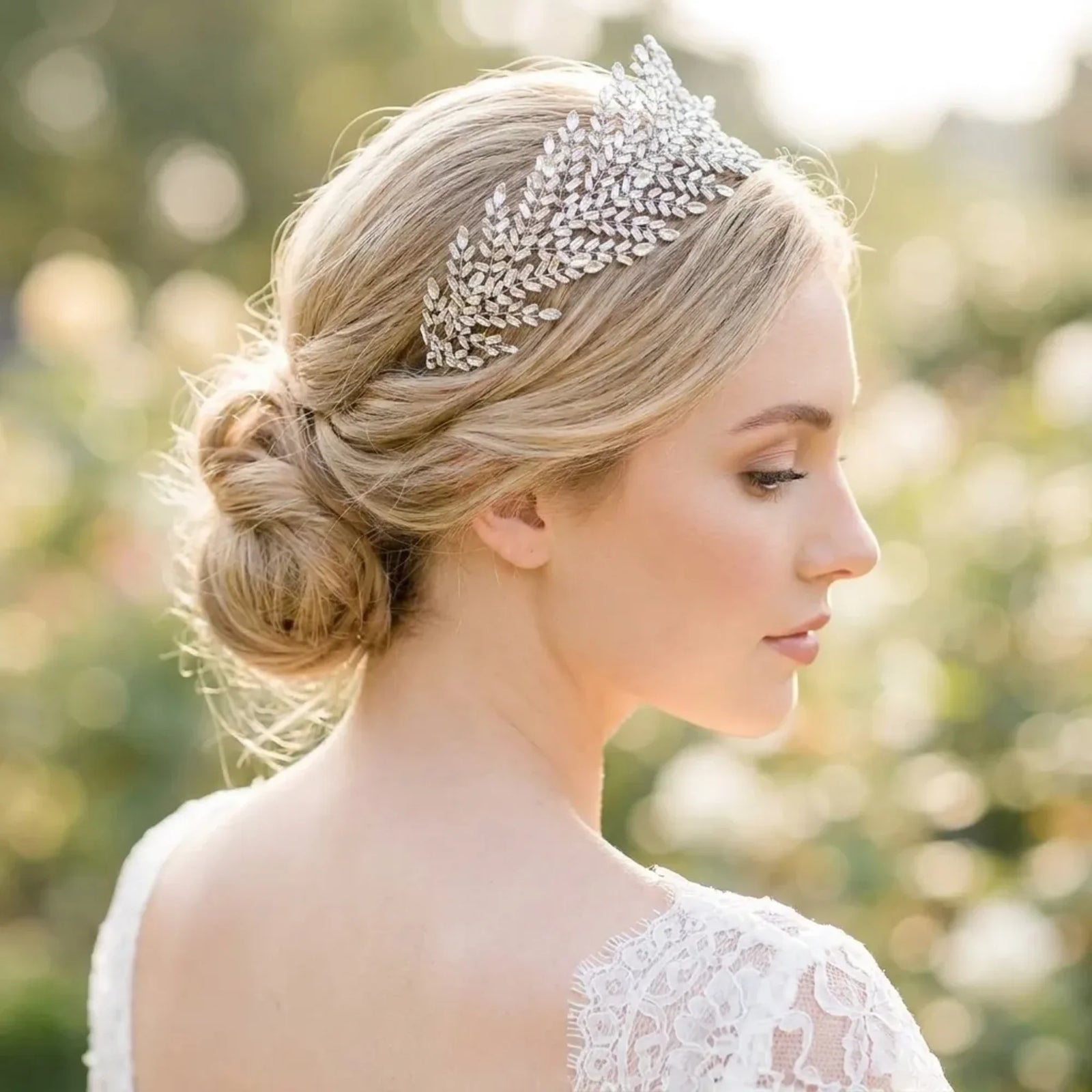 Bijou de cheveux Philippine porté, gros plan sur le chignon de la mariée