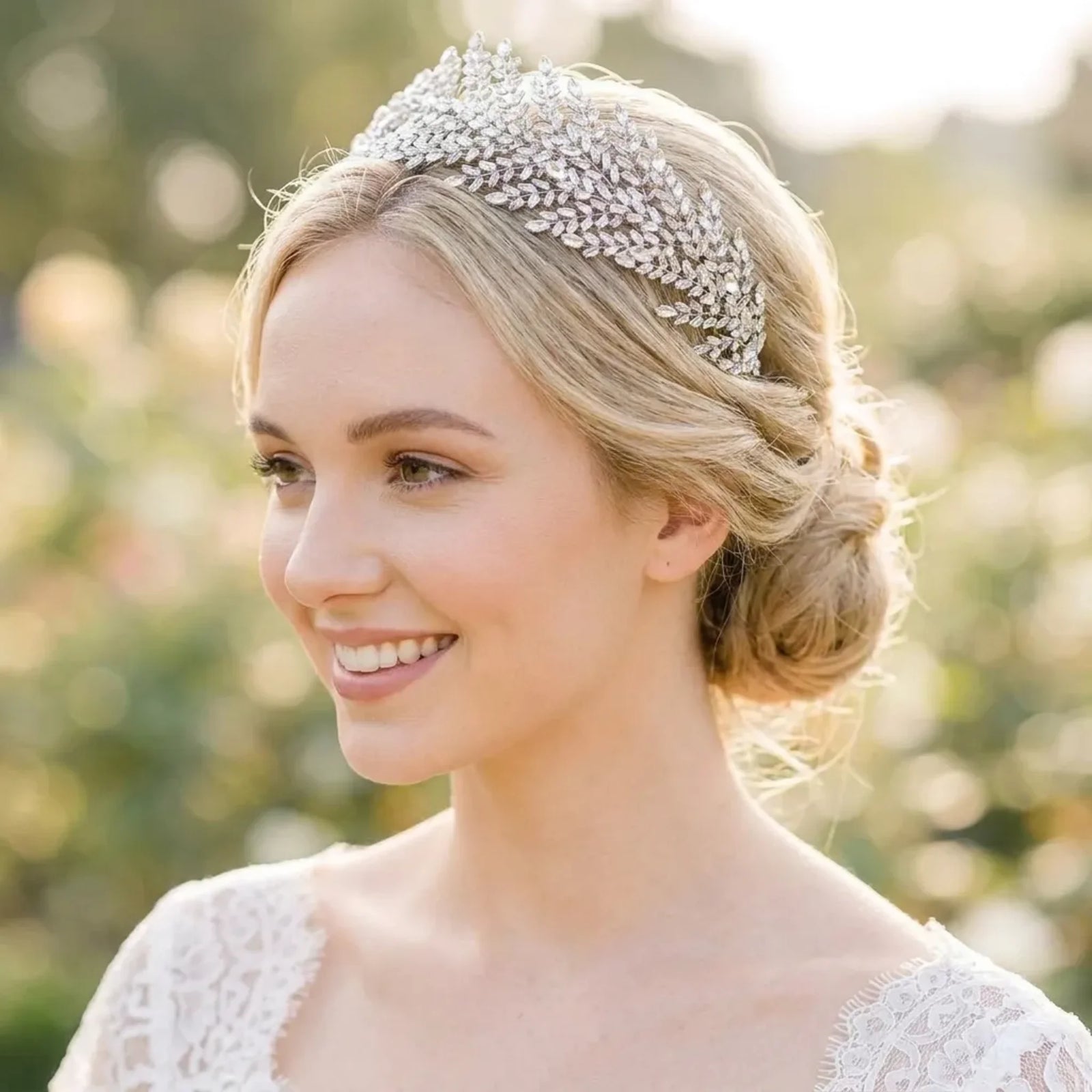 Bijou de cheveux Philippine porté par une mariée blonde, portrait
