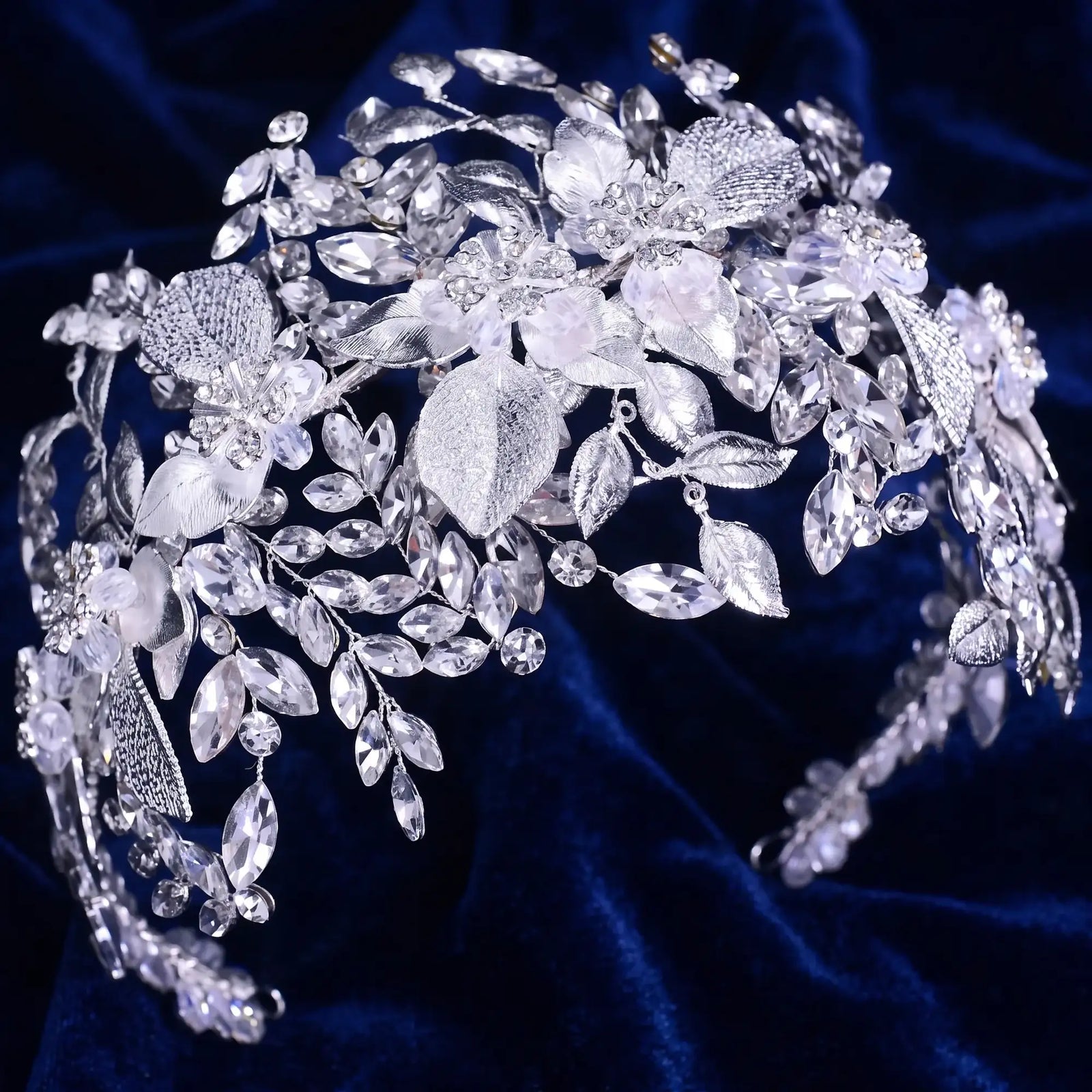 Headband floral de mariée Aliénor version argentée, en strass et cristaux sur monture souple