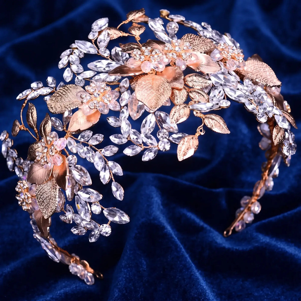 Headband floral de mariée Aliénor version dorée, en strass et cristaux sur monture souple