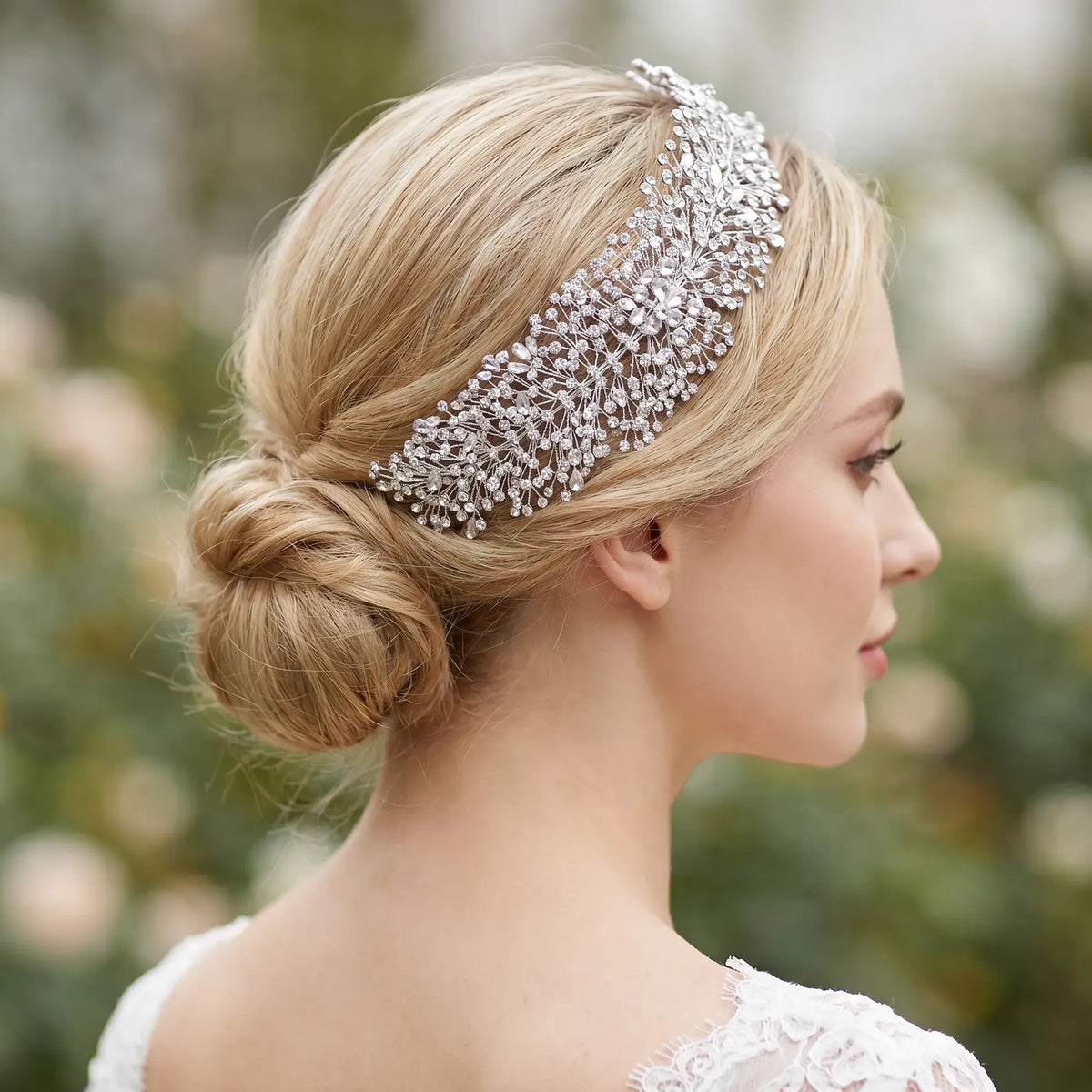 Headband strass Hortense porté, gros plan sur le chignon de la mariée