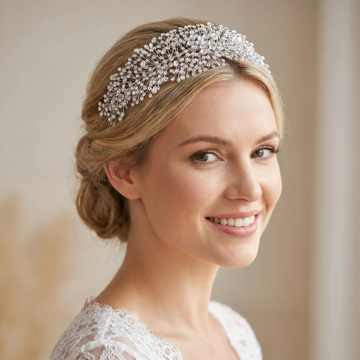Headband strass Hortense porté par une mariée blonde, portrait