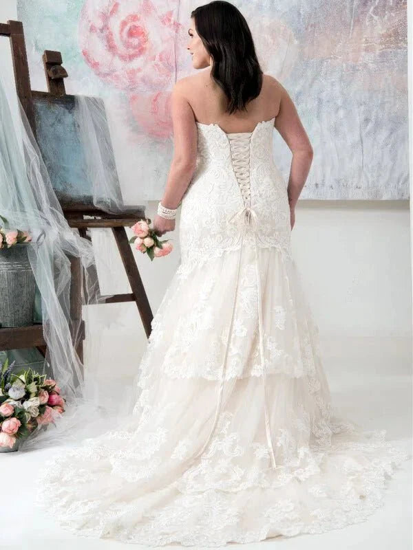 Model de Robe de Mariée pour Femme Ronde, vue de profil, silhouette et tombé du tissu