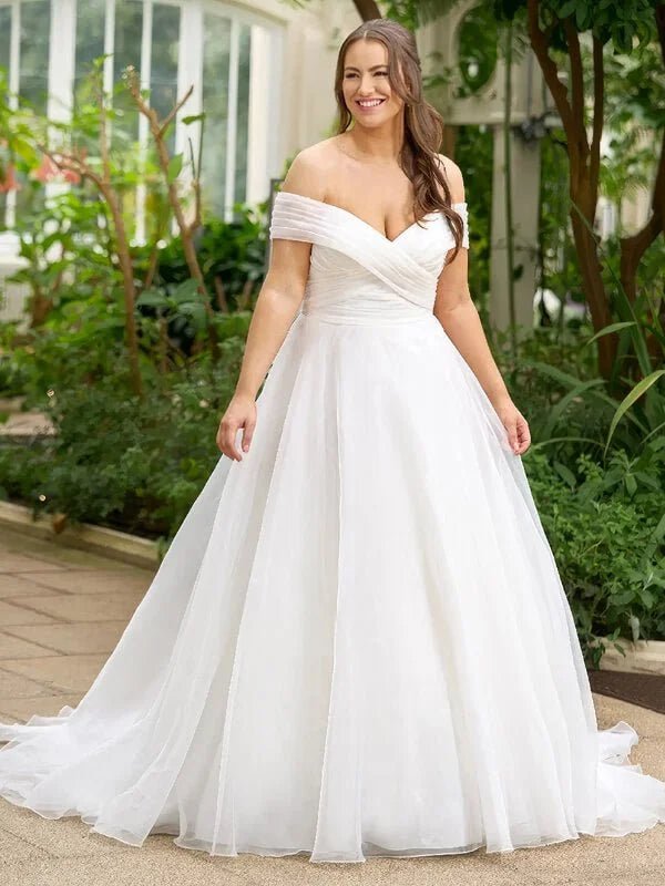 Modèle de Robe de Mariée pour Femme Forte, vue de face, robe de mariée élégante