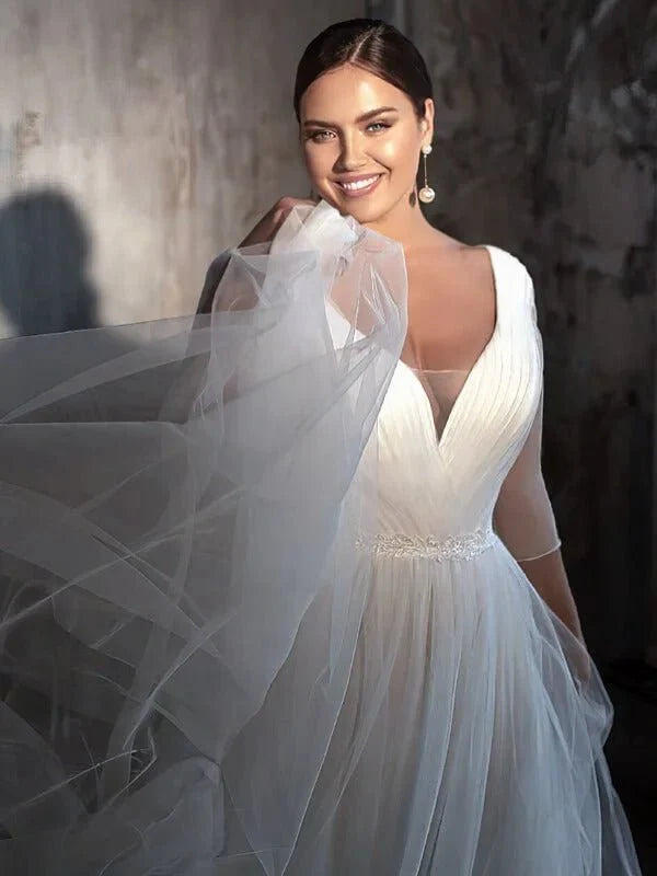 Robe de mariage grande taille chic, vue de profil, silhouette et tombé du tissu