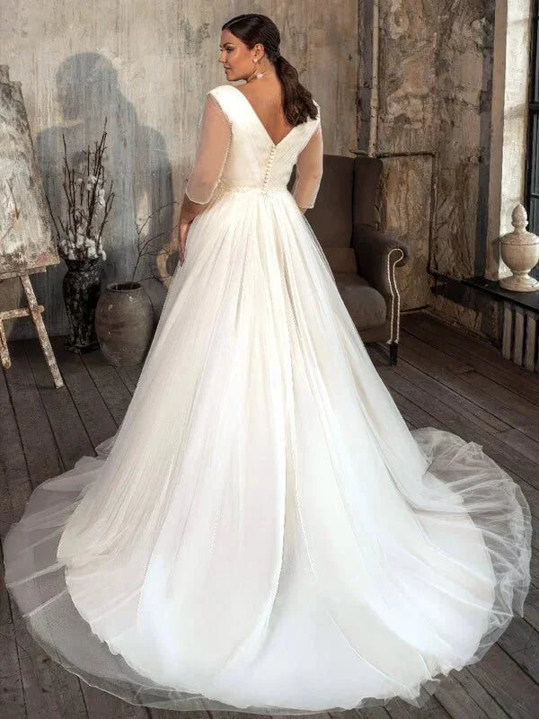 Robe de mariage grande taille chic, détail gros plan, broderie et ornements