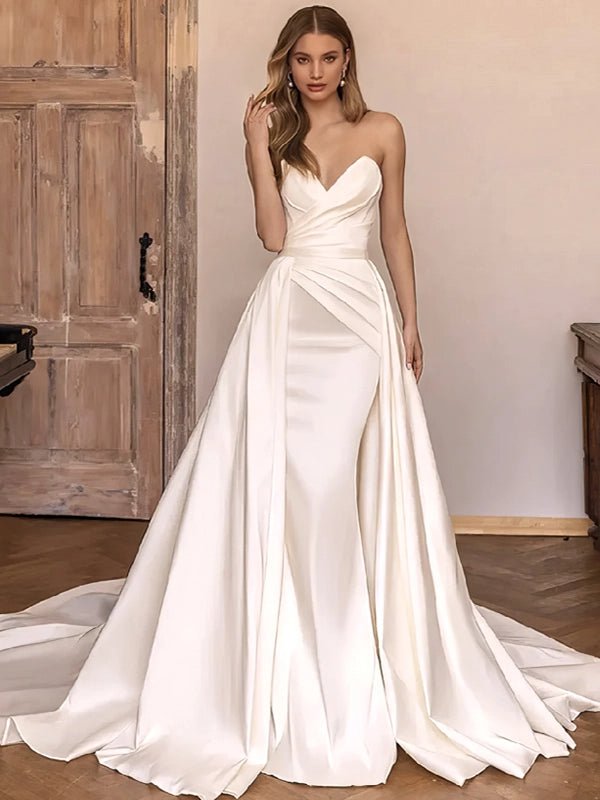 Robe de mariée en satin sale