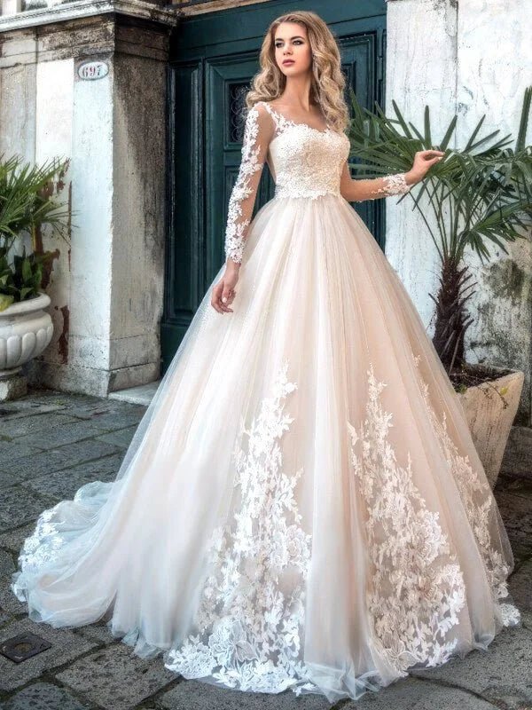 Robe de mariée princesse volumineuse manches longues, vue de face, robe de mariée élégante