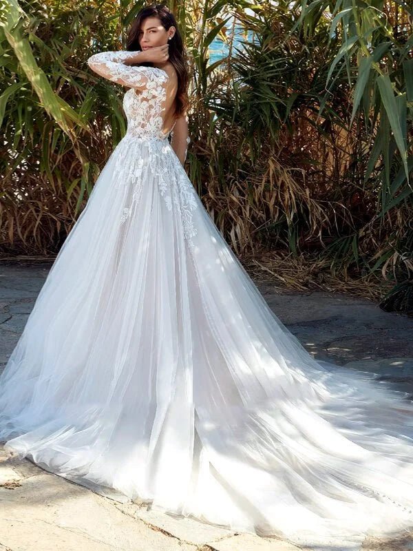 Robe de mariée boho chic, détail gros plan, broderie et ornements