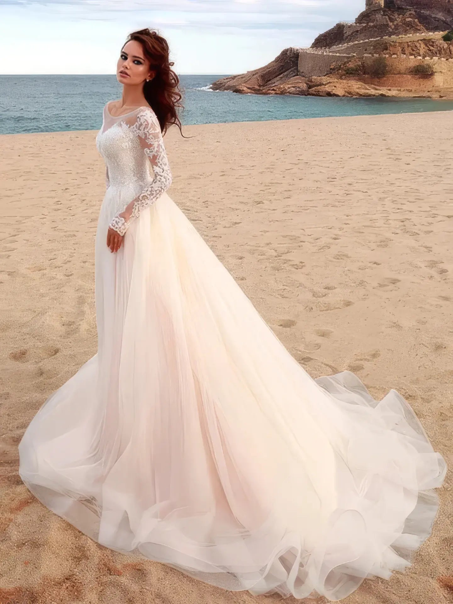 Robe de mariée champêtre en dentelle romantique portée de face sur la plage