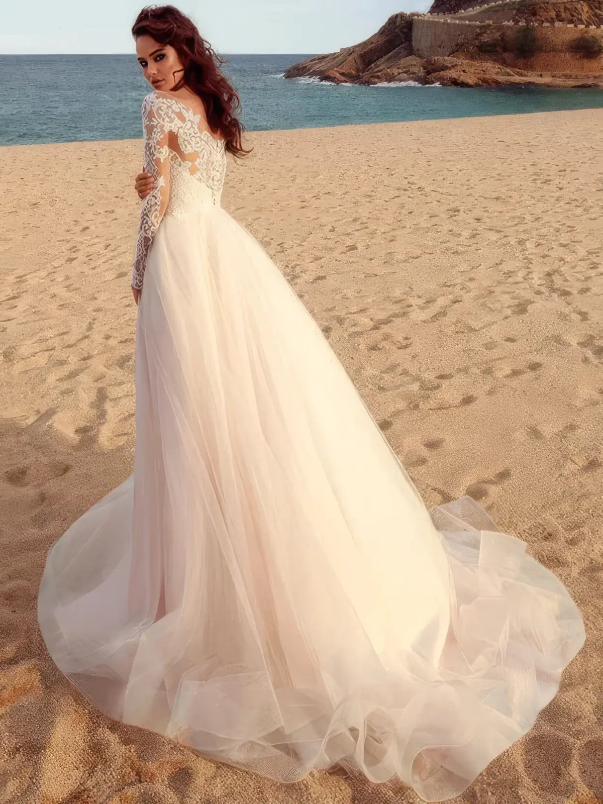 Dos de la robe de mariée champêtre romantique, longue traîne en tulle rosé
