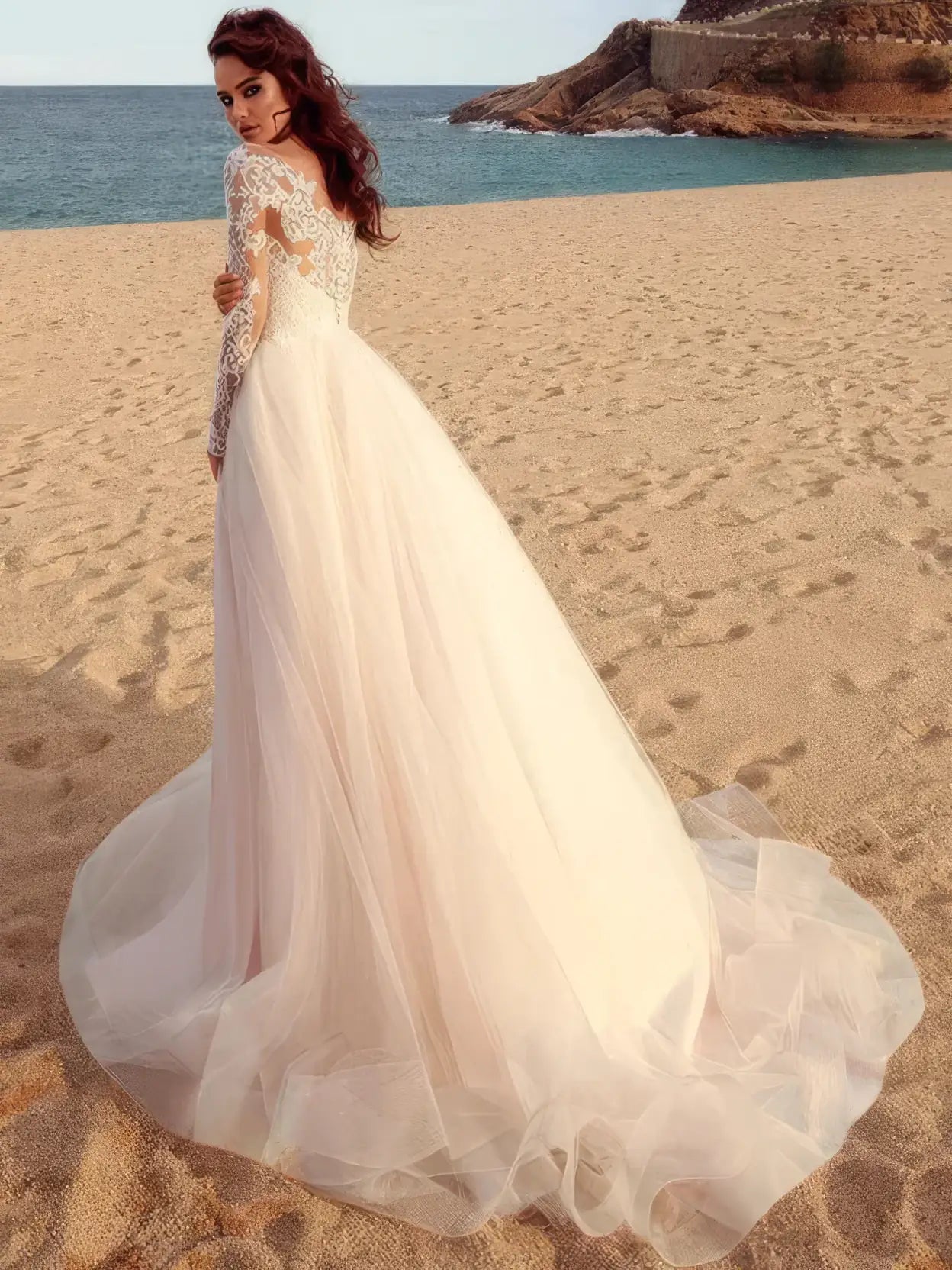 Robe de mariée champêtre en dentelle romantique portée de face sur la plage