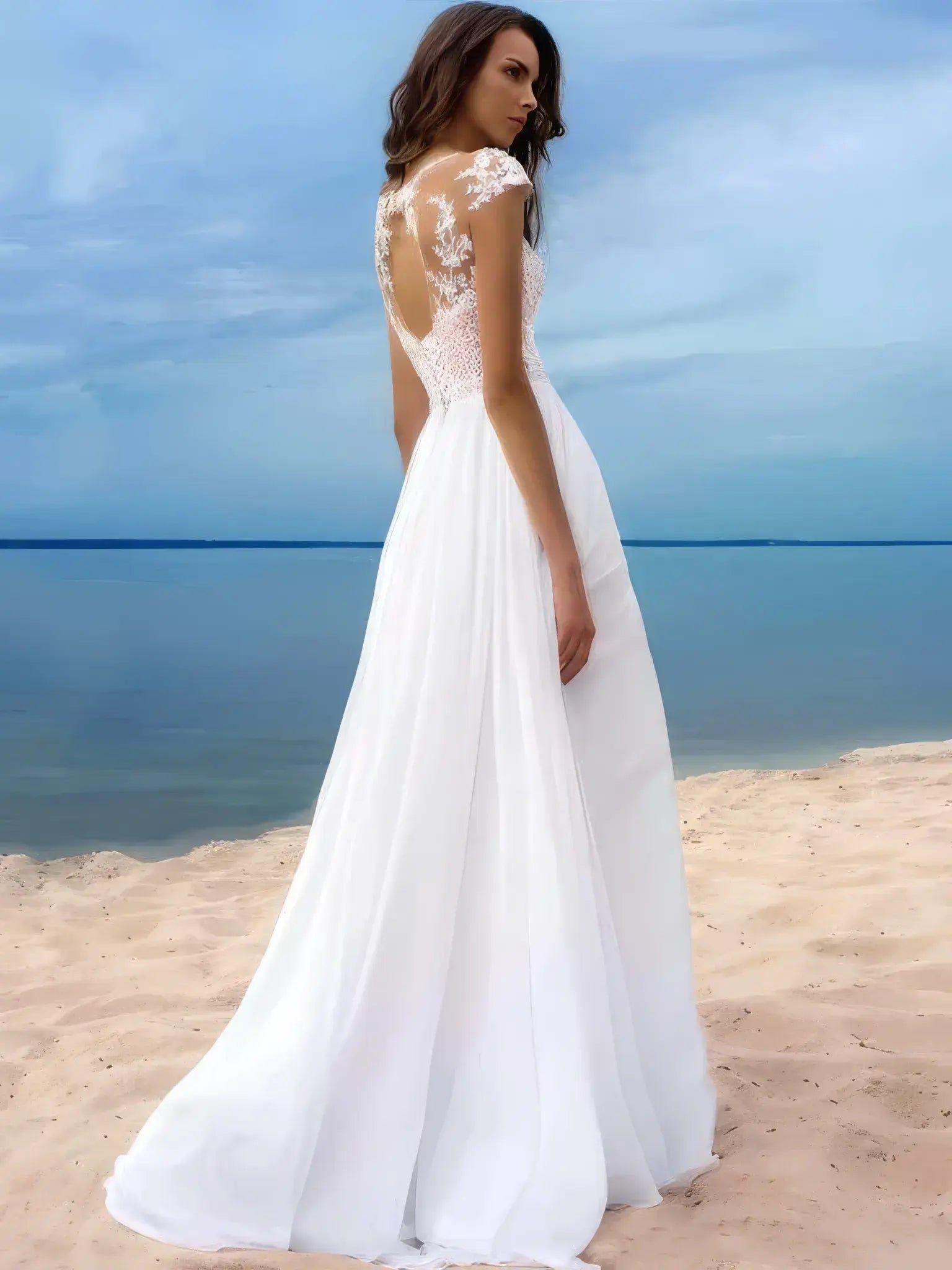 Robe de mariée champêtre échancrée portée de face, dentelle fine et voile fluide