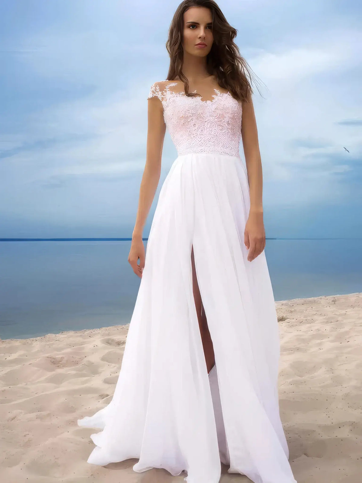 Robe de mariée champêtre échancrée vue de profil, tombé fluide du tissu léger