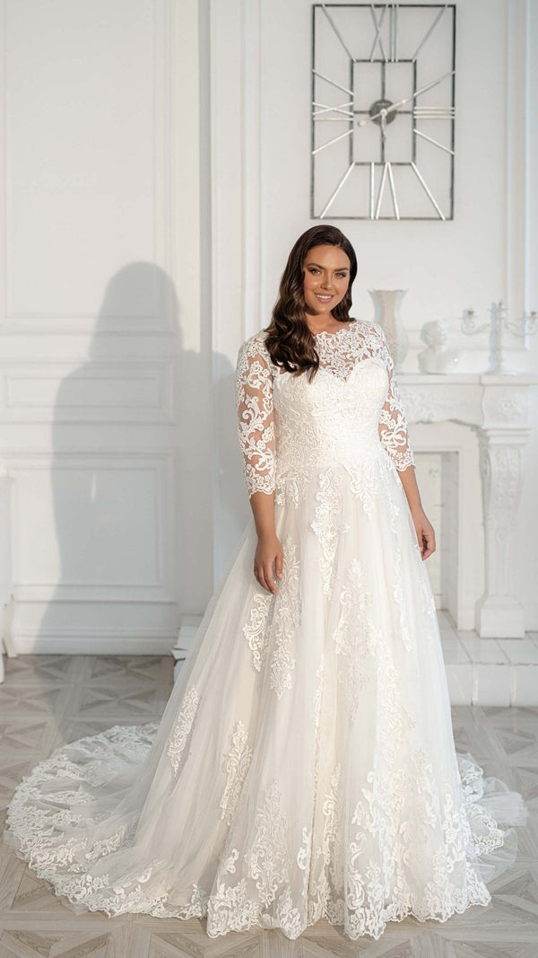 Robe de mariée champêtre grande taille, encolure illusion et manches 3/4 en dentelle, jupe évasée en tulle à appliqués et traîne