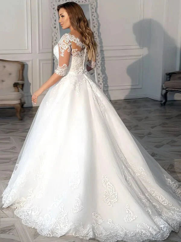 Robe de mariée dentelle grande taille, vue de dos, détails et finitions