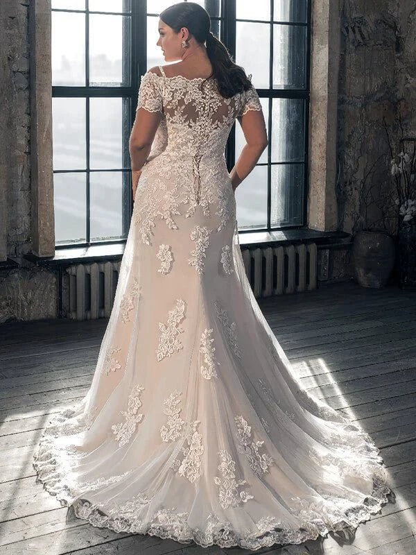 Robe de mariée femme ronde dentelle, détail gros plan, broderie et ornements