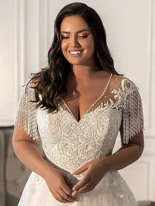 Robe de mariée grande taille avec frange, vue de profil, silhouette et tombé du tissu