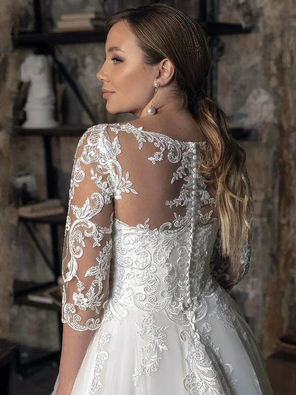 Robe de mariée grande taille fluide, détail gros plan, broderie et ornements