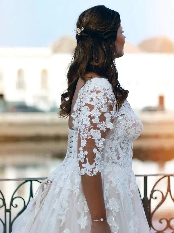 Robe de mariée lacet dos grande taille, détail gros plan, broderie et ornements