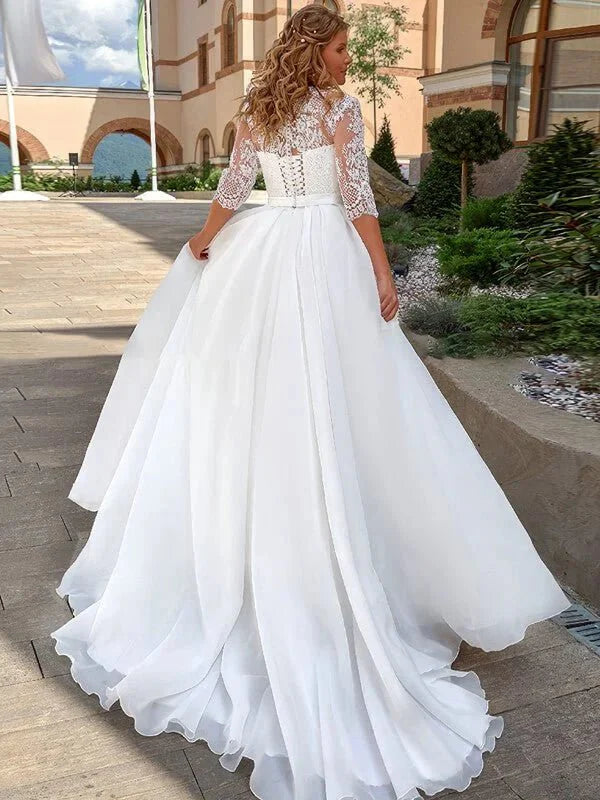 Robe de mariée organza grande taille, détail gros plan, broderie et ornements