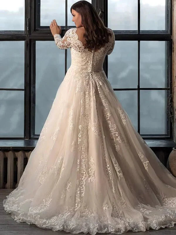 Robe de mariée pour femme ronde, détail gros plan, broderie et ornements