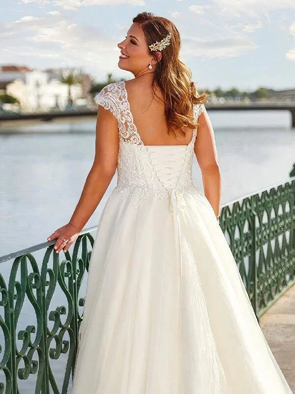 Robe de Mariée pour Femme Ronde de 50 ans, vue de profil, silhouette et tombé du tissu