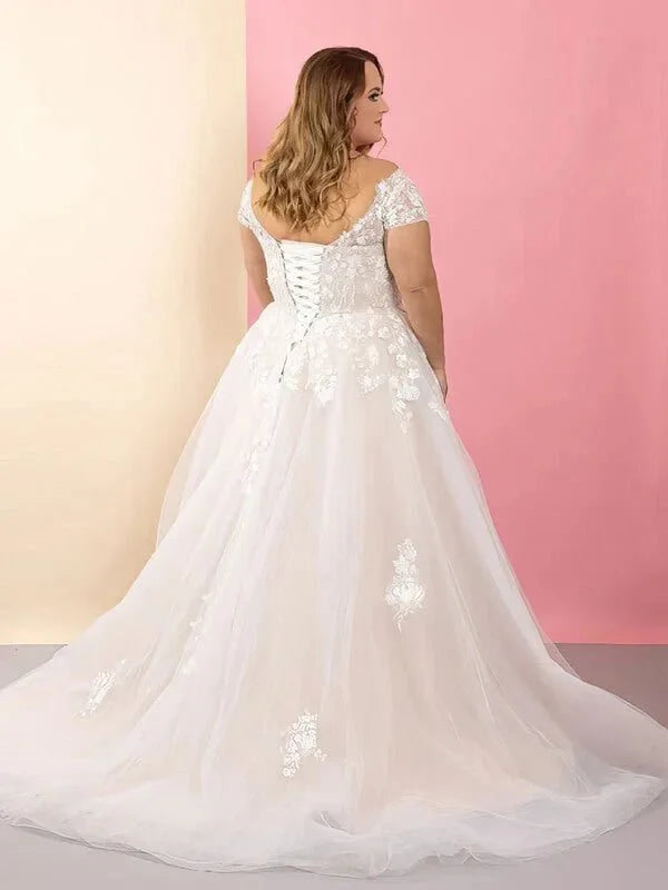Robe de Mariée pour les Femmes Rondes, détail gros plan, broderie et ornements