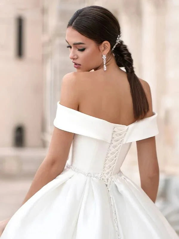 Robe de mariée princesse chic, vue de profil, silhouette et tombé du tissu