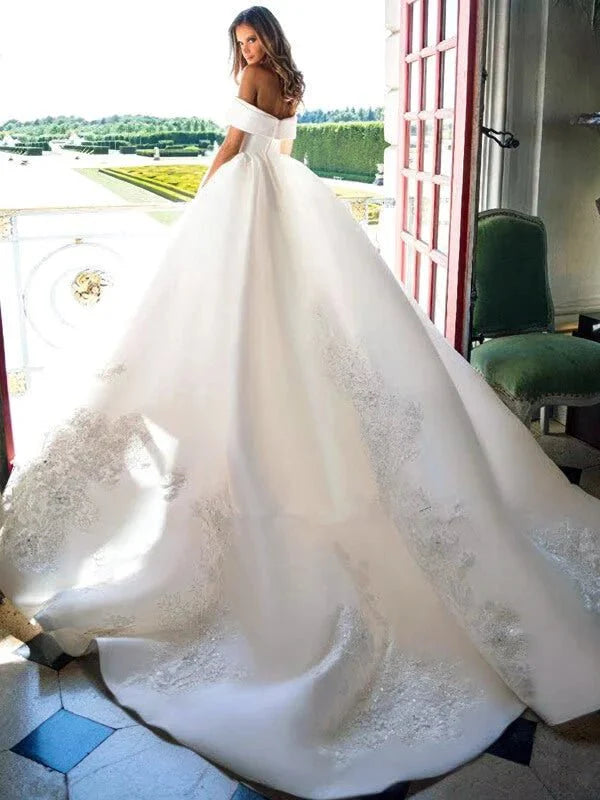 Robe de mariée princesse satin, vue de profil, silhouette et tombé du tissu